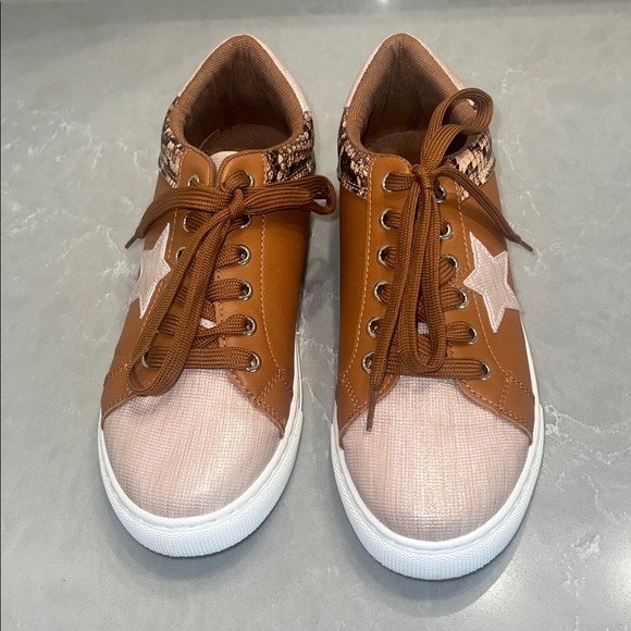 Outwoods Brown & tan sneakers with sparkly Star -EUC - Picture 3 of 6